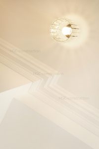 Гипсовый потолочный карниз на стройке Монако