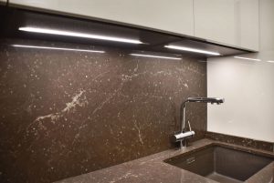 Фартук из мрамора в интерьере кухни сделать компания Ницца