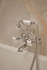 Фаянсовый смеситель в стиле ретро работа сантехник ницца