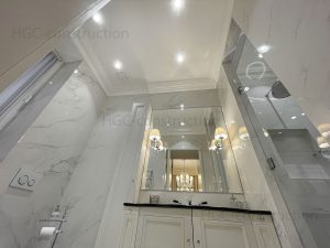 Подвесной потолок с карнизами из гипса в ванной сделать ницца